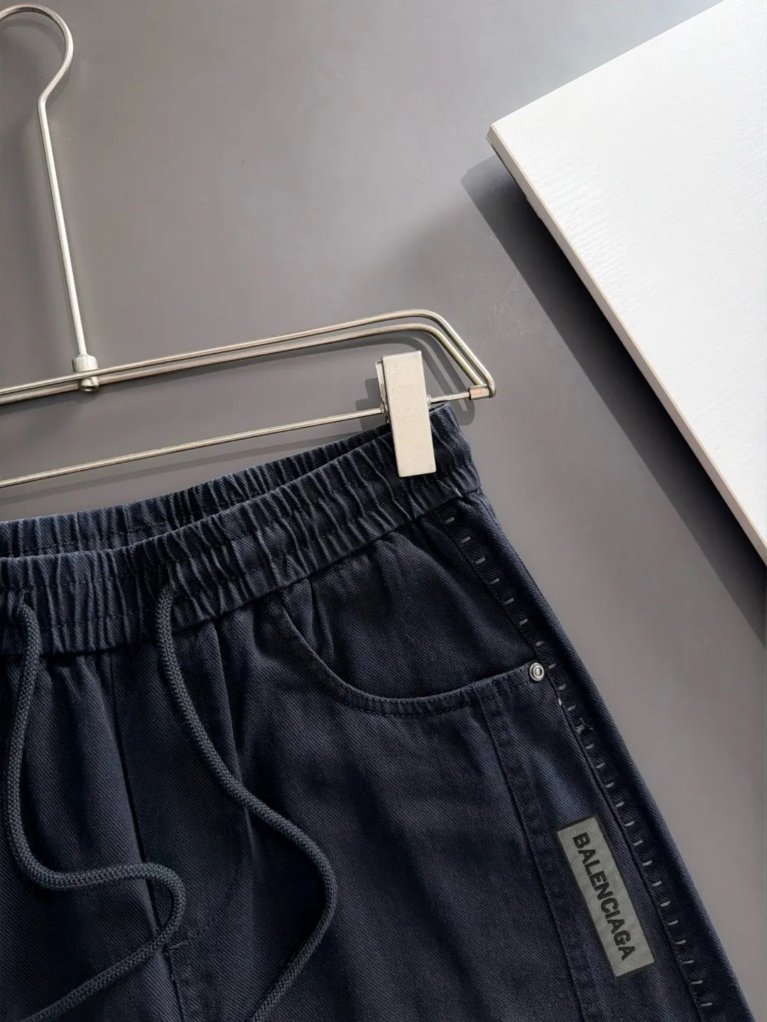 Next day shipment P195 Balenciaga High Quality 2026 Autumn and Winter New Arrival elastic band casual pants, counter-customized fabrics, Breathable, high comfort, impeccable details, brand element design concept, reflecting high quality. It feels delicate and soft! It presents a casual cut and the upper body shape is great! Sizes:S-3XL